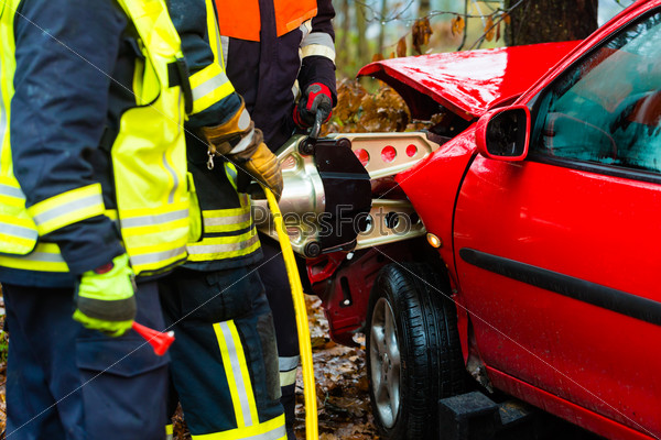 Accident, Fire brigade rescues Victim of a car
