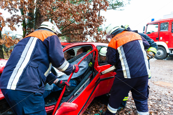 Accident - Fire brigade rescues Victim of a car
