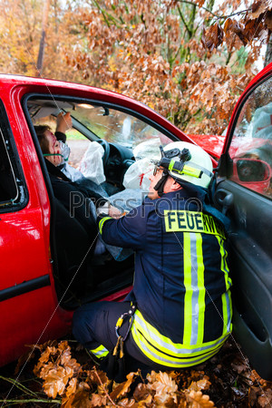 Fire brigade rescues accident Victim of a car