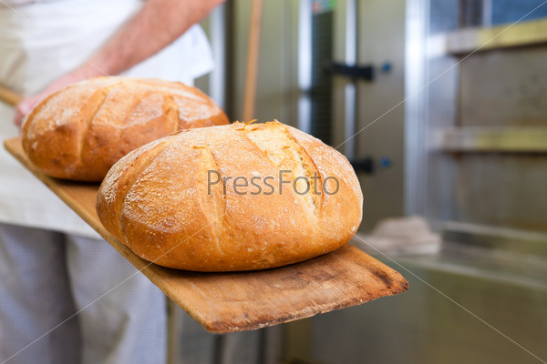 Булочник печет хлеб
