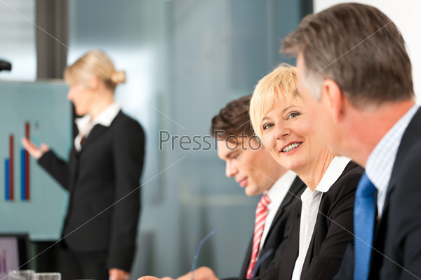 Бизнес-презентация. Женщина стоит перед экраном