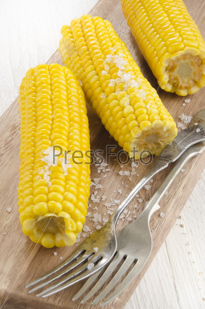 boiled corn cobs with coarse salt