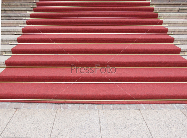 Красный ковер на лестнице