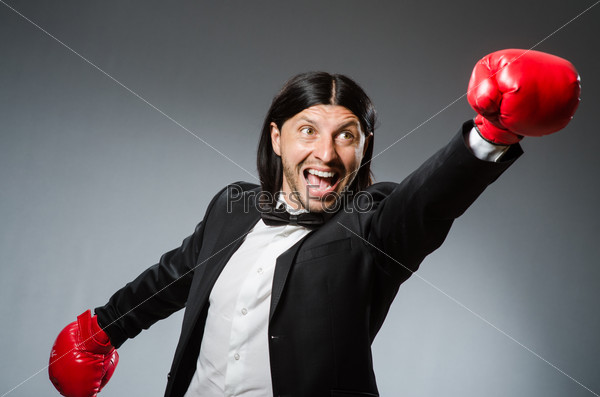 Бизнесмен в боксерских перчатках