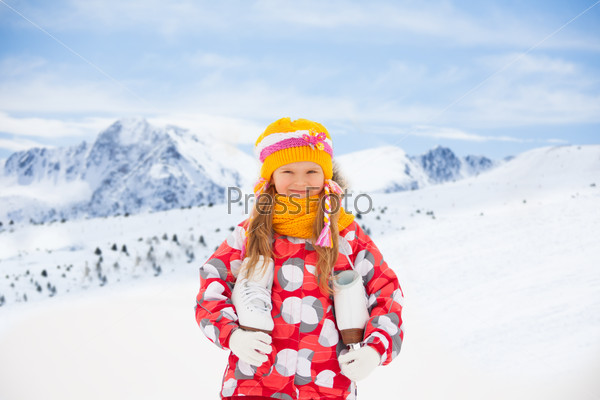 Маленькая девочка на свежем воздухе зимой
