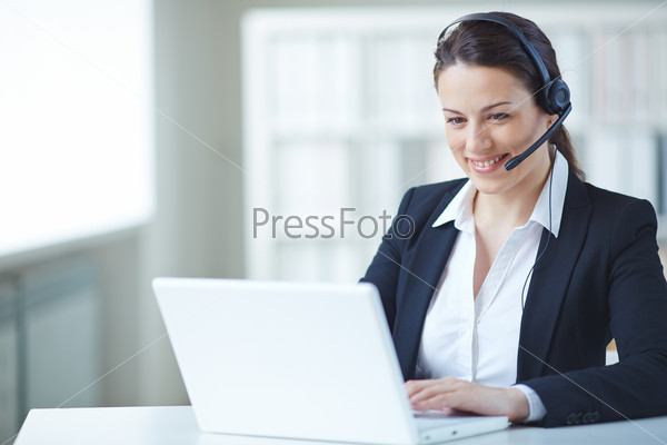 Young customer support representative consulting client on-line