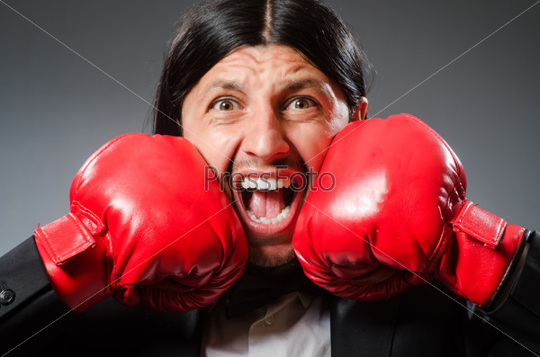 Бизнесмен в боксерских перчатках