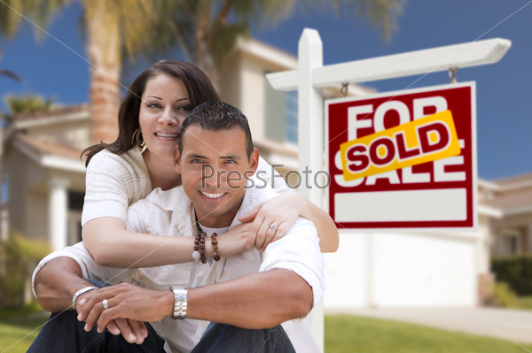 Пара на фоне проданного дома
