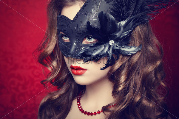 Женщина в черной венецианской маске