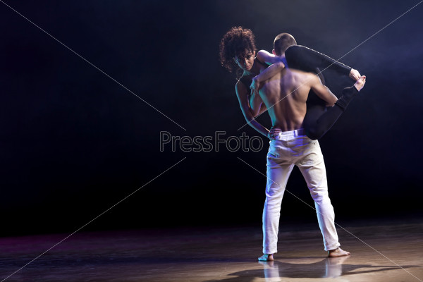 Sensual couple performing an artistic and emotional contemporary dance.