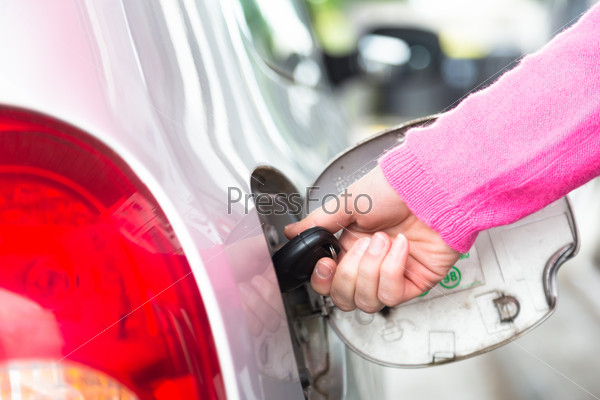 Opening the fuel tank with a key