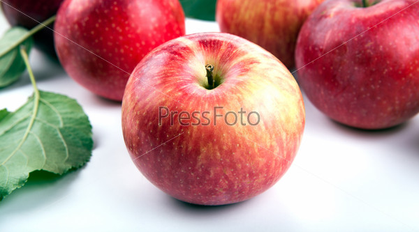 Красное яблоко и лист