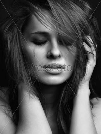 Молодая женщина плачет