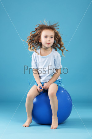 Девочка с мячом для фитнеса