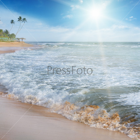 view of the sea, blue sky and sun