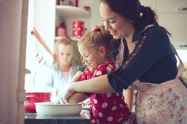 Мать с детьми на кухне