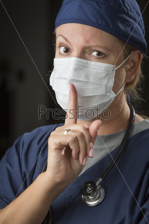 Доктор с пальцем у рта