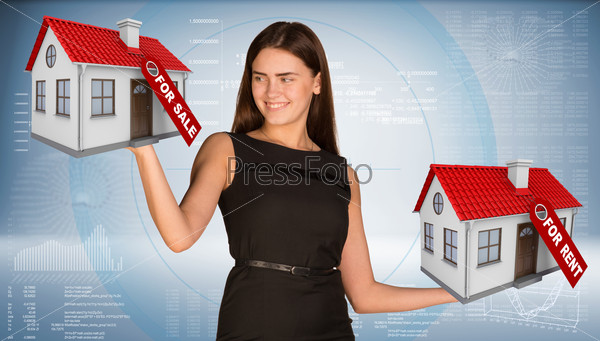 Бизнес-леди с макетами домов с надписью "Продается"