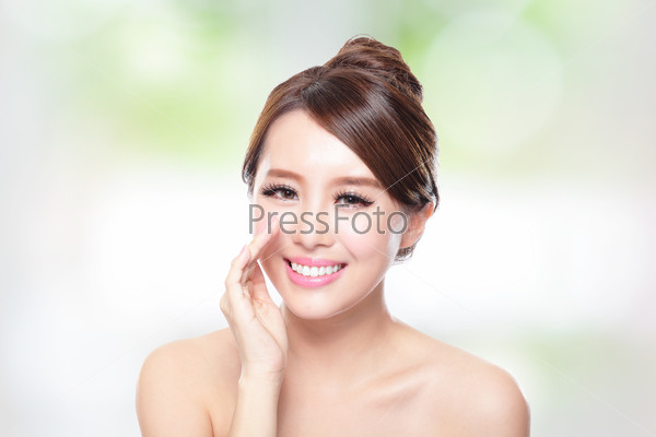 attractive woman with health skin and teeth, she is happy\
talk to you with nature green background, asian