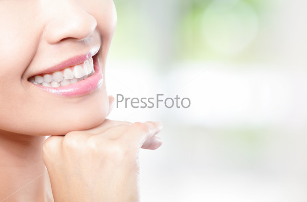 Молодая женщина со здоровыми зубами