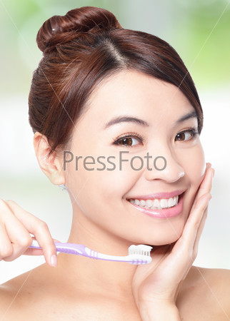 Женщина с зубной щеткой