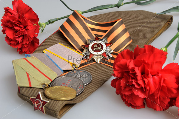 Фуражка с красными цветами, Георгиевская лента, медали Великой Отечественной войны