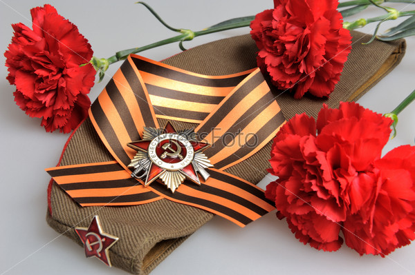 Военная шапка, Орден Великой Отечественной войны, цветы и лента Святого Георгия