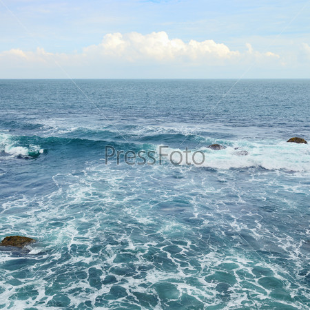 Океанские волны и голубое небо