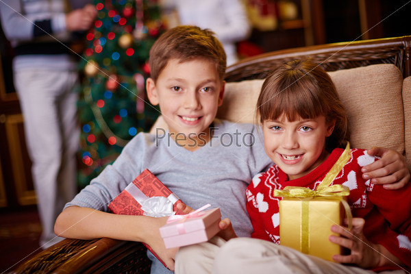 Kids with xmas gifts