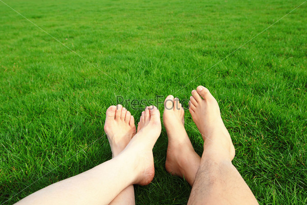 Босые ноги на траве