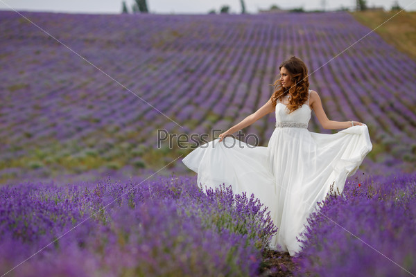 Красивая невеста на поле лаванды