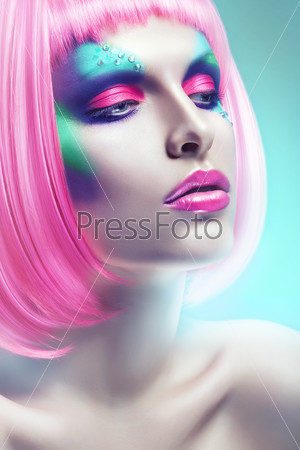 Женщина в розовом парике с ярким макияжем