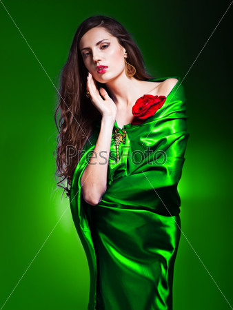 Портрет красивой женщины в зеленом платье
