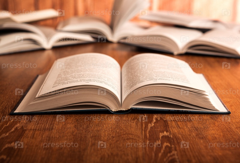 Рисунок книг на столе Рисунок книг на столе