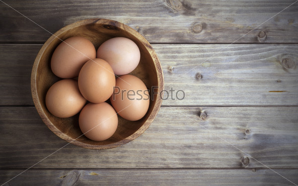 Яйца в деревянной миске