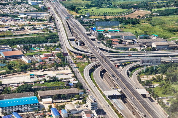 Вид сверху на шоссе в окрестностях Бангкока