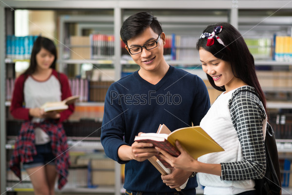 Студенты в библиотеке