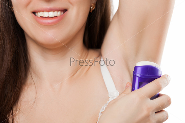 Женщина наносит дезодорант в стике