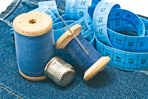 Thimble, meter and spools of thread