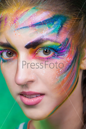 Портрет девушки с креативным фейс-артом на лице