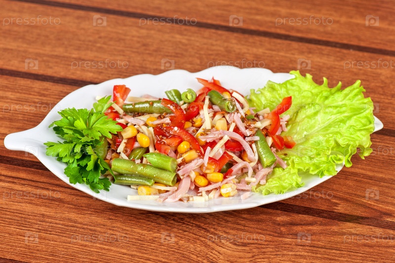 Салат из помидоров ветчины и кукурузы и помидоров
