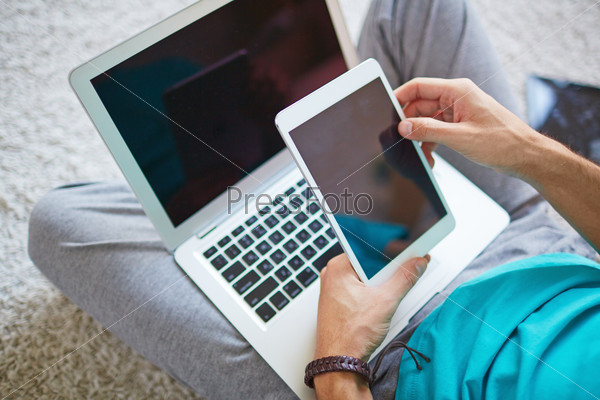 Мужчина с планшетом и ноутбуком