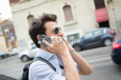 Мужчина с телефоном на улице