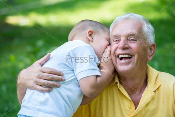 Дедушка с внуком отдыхают в парке