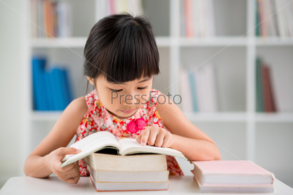 Девочка читает книги