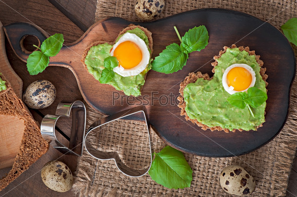 Sandwich with avocado paste and egg