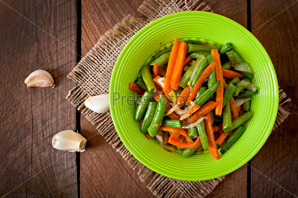 Sauteed green beans with carrots, onion and garlic
