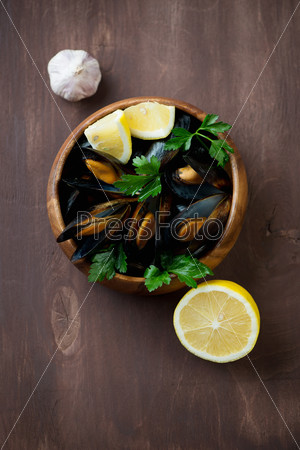 Steamed mussels with parsley, lemon and garlic, above view