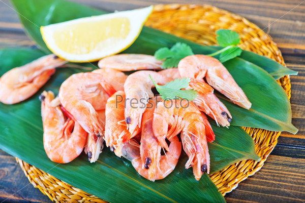 boiled shrimps with lemon