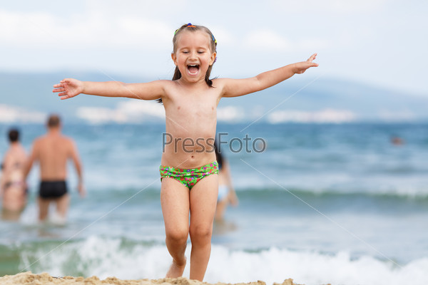 Смеющийся ребенок на пляже